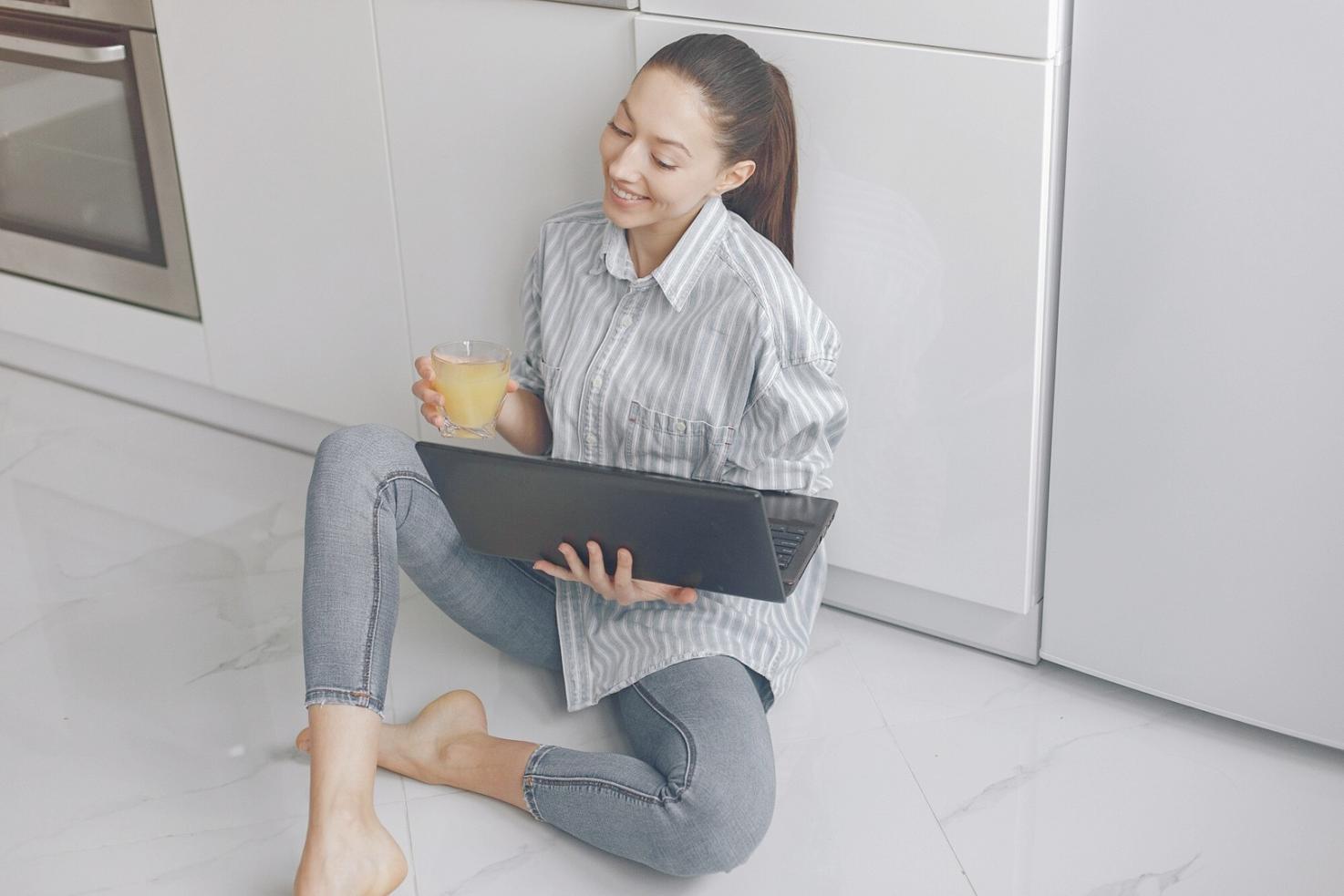 Estudiante analizando datos financieros en una moderna oficina