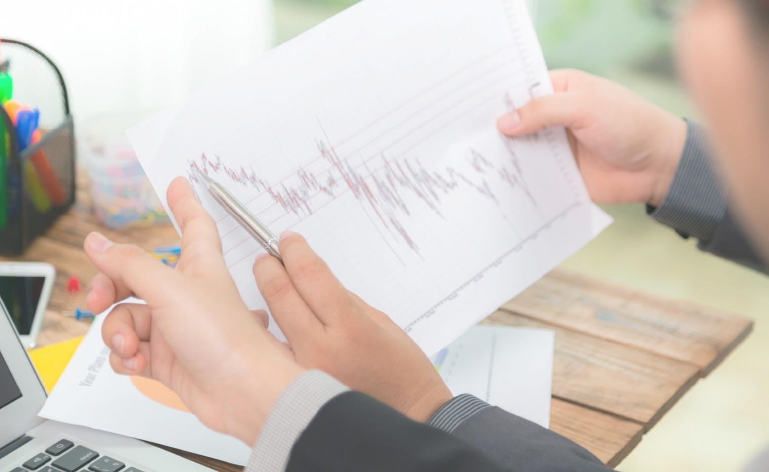 Mesa de trabajo con documentos financieros y calculadora