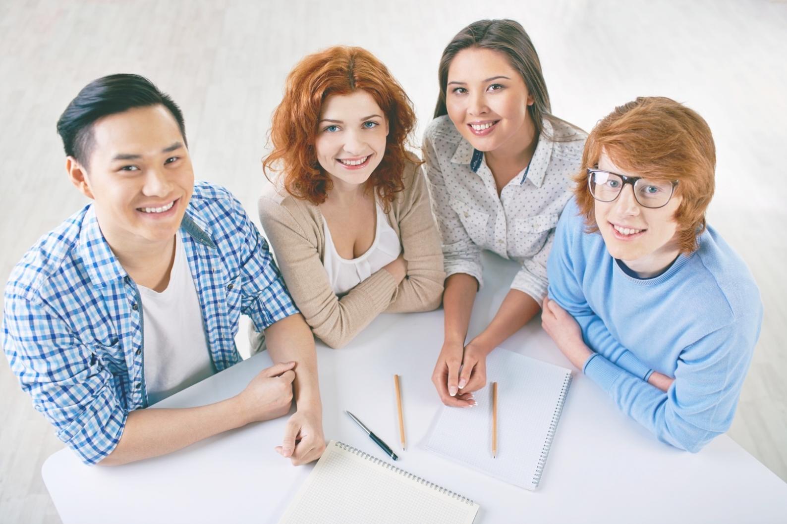 Profesional aplicando conocimientos financieros en entorno empresarial